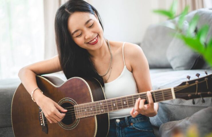 ギターを弾く女性