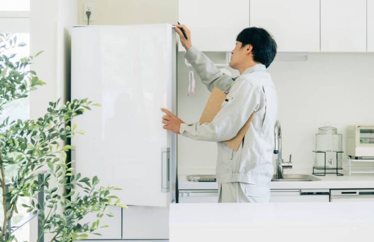冷蔵庫を点検する業者