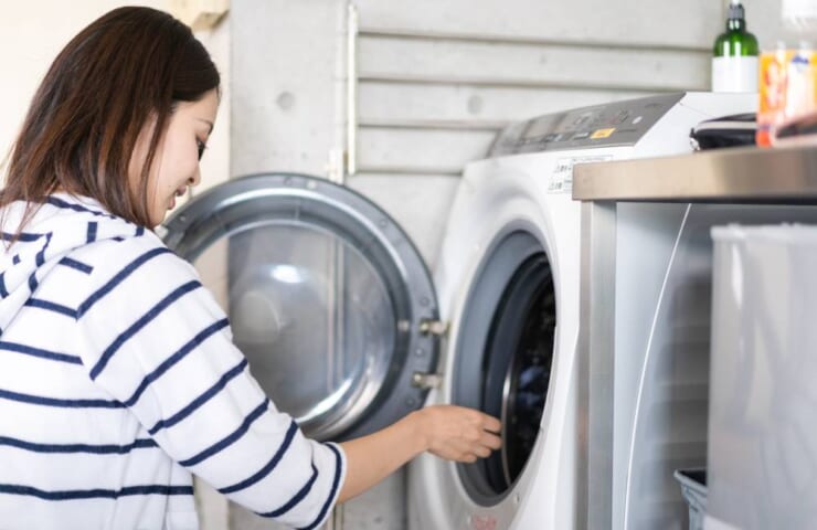 洗濯機を使う女性