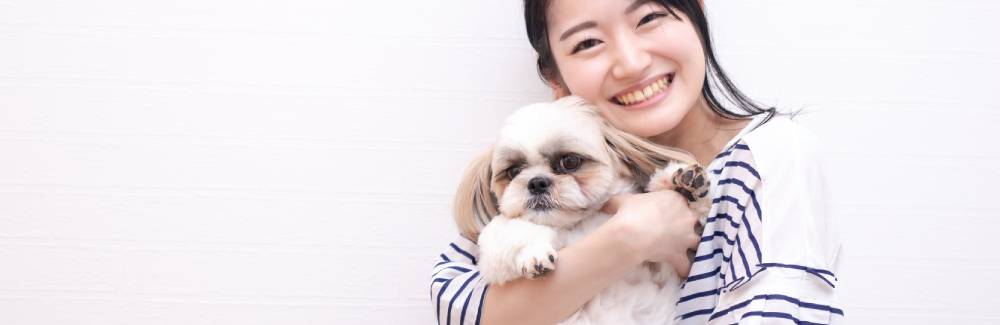 愛犬を抱く女性